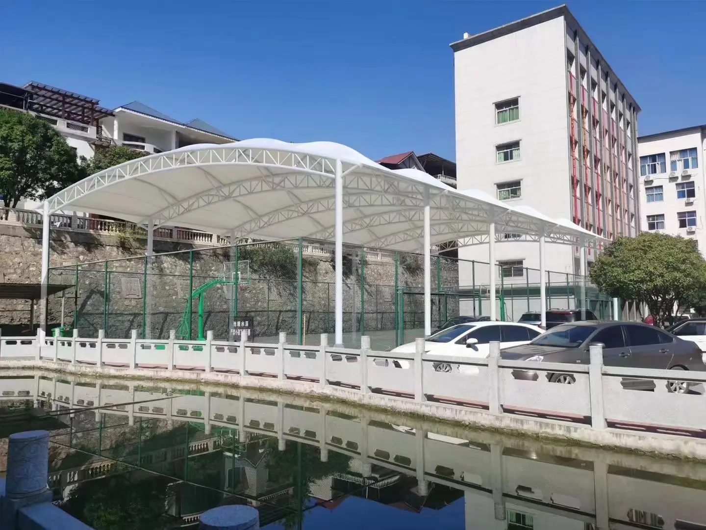 贵州六枝特园区停车棚总在漏水生锈？源头膜结构厂家：按本地气候选材，避开三大坑
