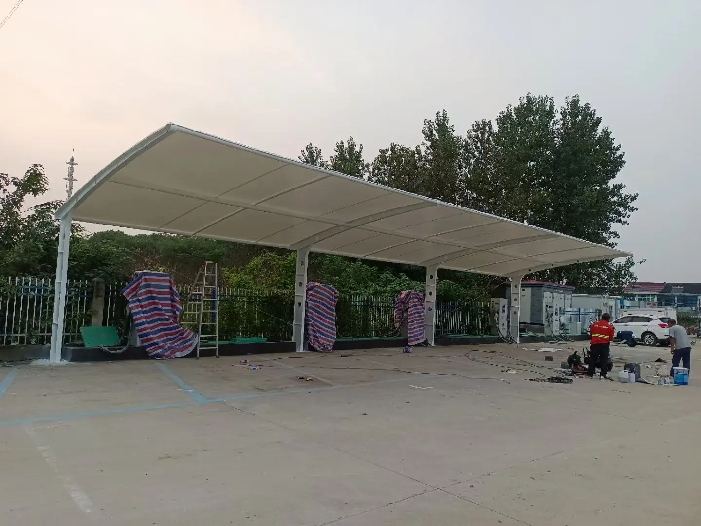 贵州六枝特膜结构工程科普:山地多雨强紫外线环境,停车棚选材别只看低价
